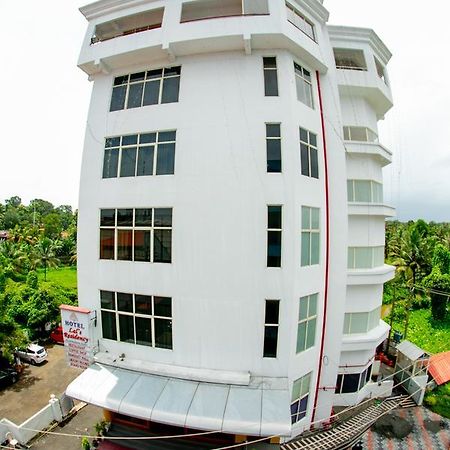 Lals Residency Hotel Adur Exterior foto