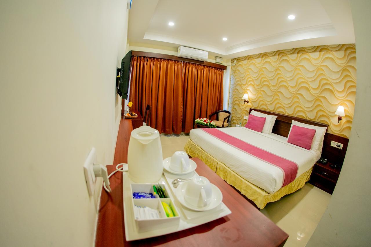 Lals Residency Hotel Adur Exterior foto